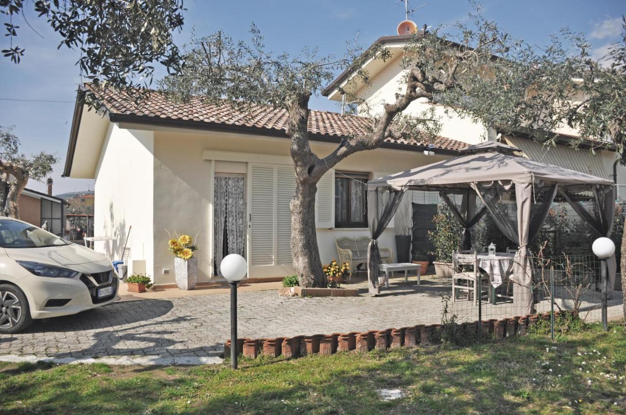 Casa in campagna a tre chilometri dal mare con parcheggio privato Villa Querceta Esterno foto