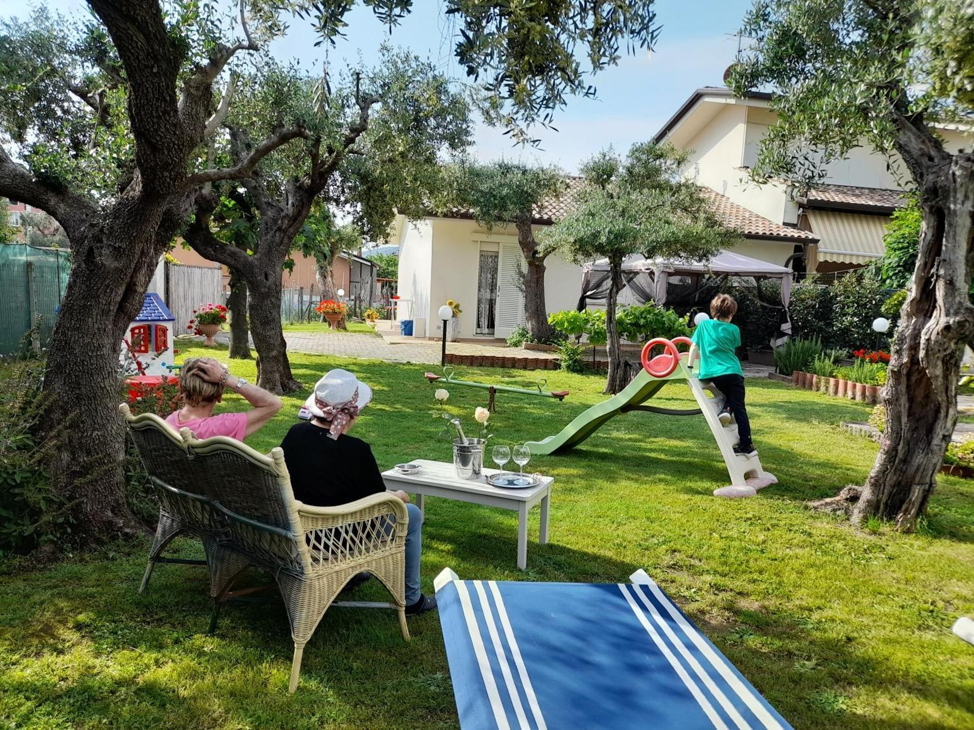 Casa in campagna a tre chilometri dal mare con parcheggio privato Villa Querceta Esterno foto