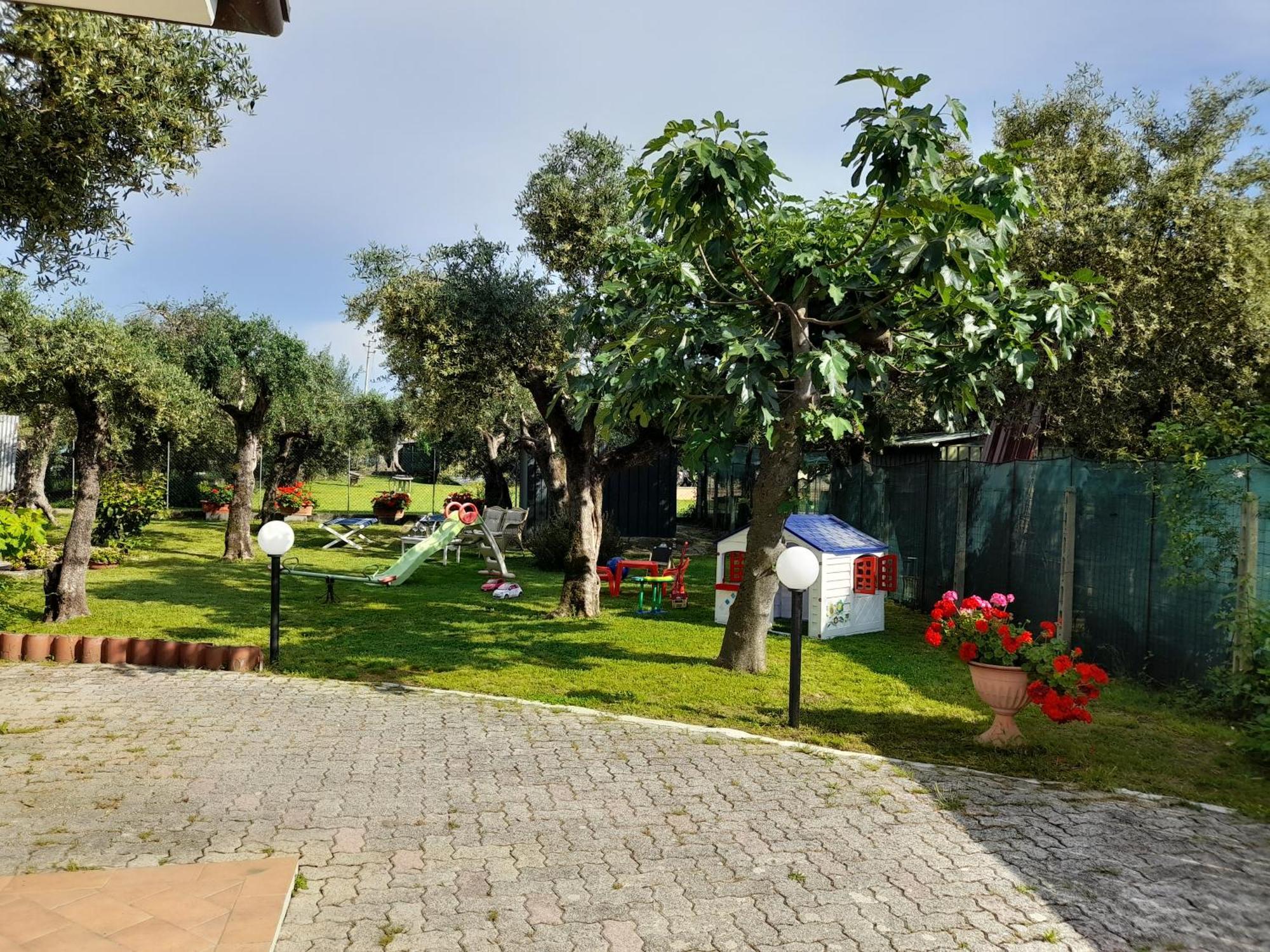 Casa in campagna a tre chilometri dal mare con parcheggio privato Villa Querceta Esterno foto